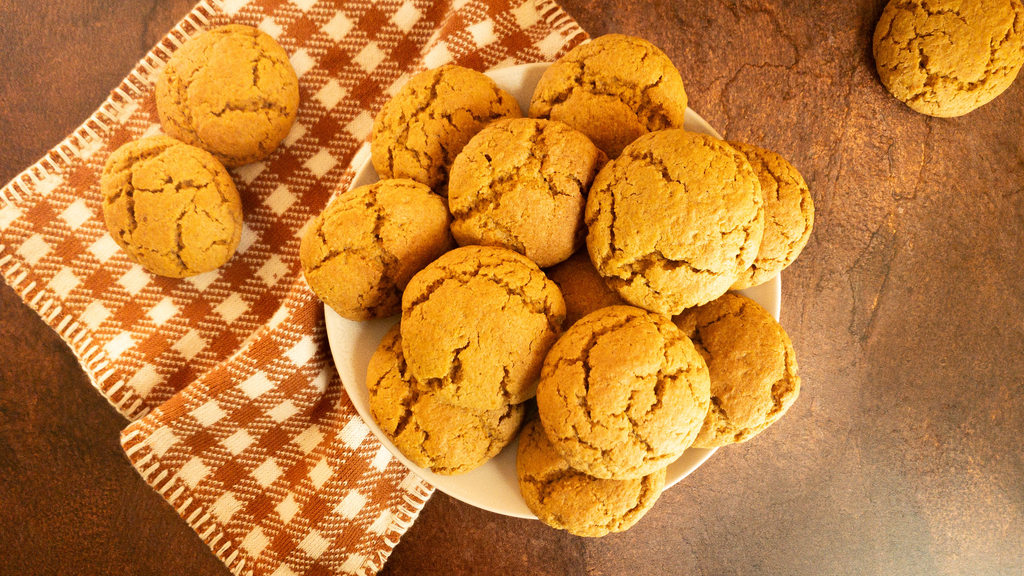 Plate of pumpkin crinkle cookies
